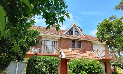 Hermoso tripex con parrillero en zona ideal para vivir todo el año.