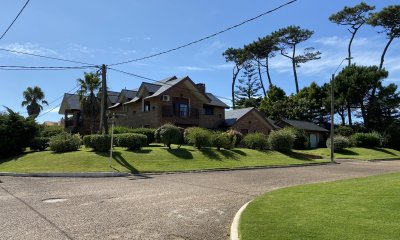 Espectacular casa a una cuadra de la playa. 7 dormitorios, 6 baños. Vista al mar. Amplios y luminosos ambientes, buena construcción. Buena ubicación