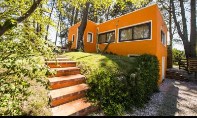 Cómoda casa ubicada en un precioso entorno. Amplios  y cálidos espacios.