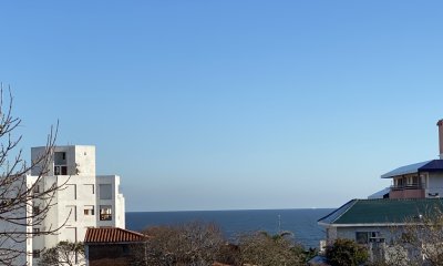 Vista al mar. Muy cerca de la costa. Excelente construcción. 5 dormitorios. Piscina