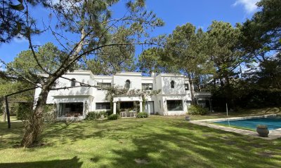Casa en Playa Brava, espectacular ubicación.  5 dormitorios con baños en suite