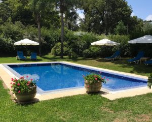 Espectacular casa en un precioso entorno. Gran jardín con piscina.
