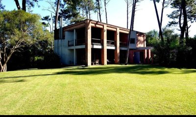 Casa en Rincón del Indio 4 dormitorios y dependencia con piscina y parrillero
