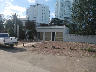 excelente local en punta del este