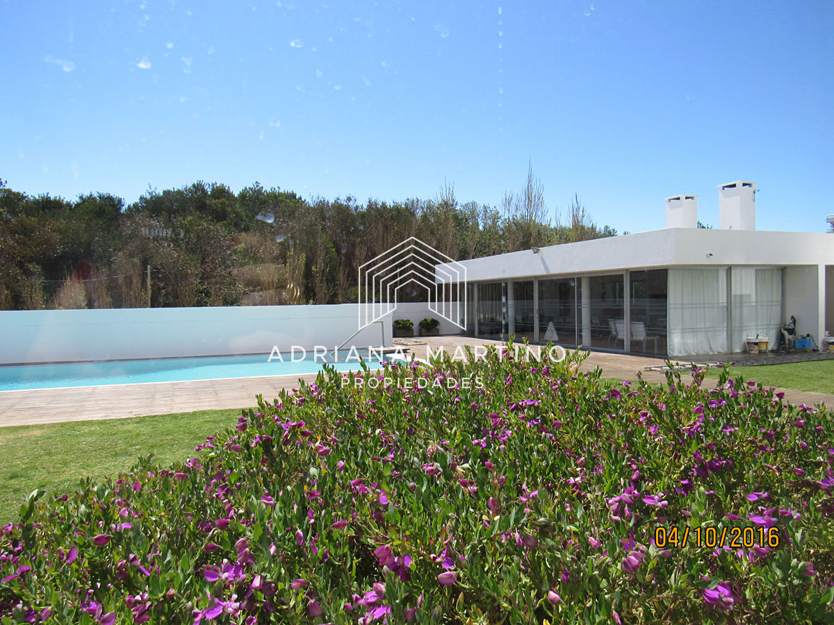 Apartamento ID.37018 - Lujoso Penthouse ubicado frente al mar en la Brava. 