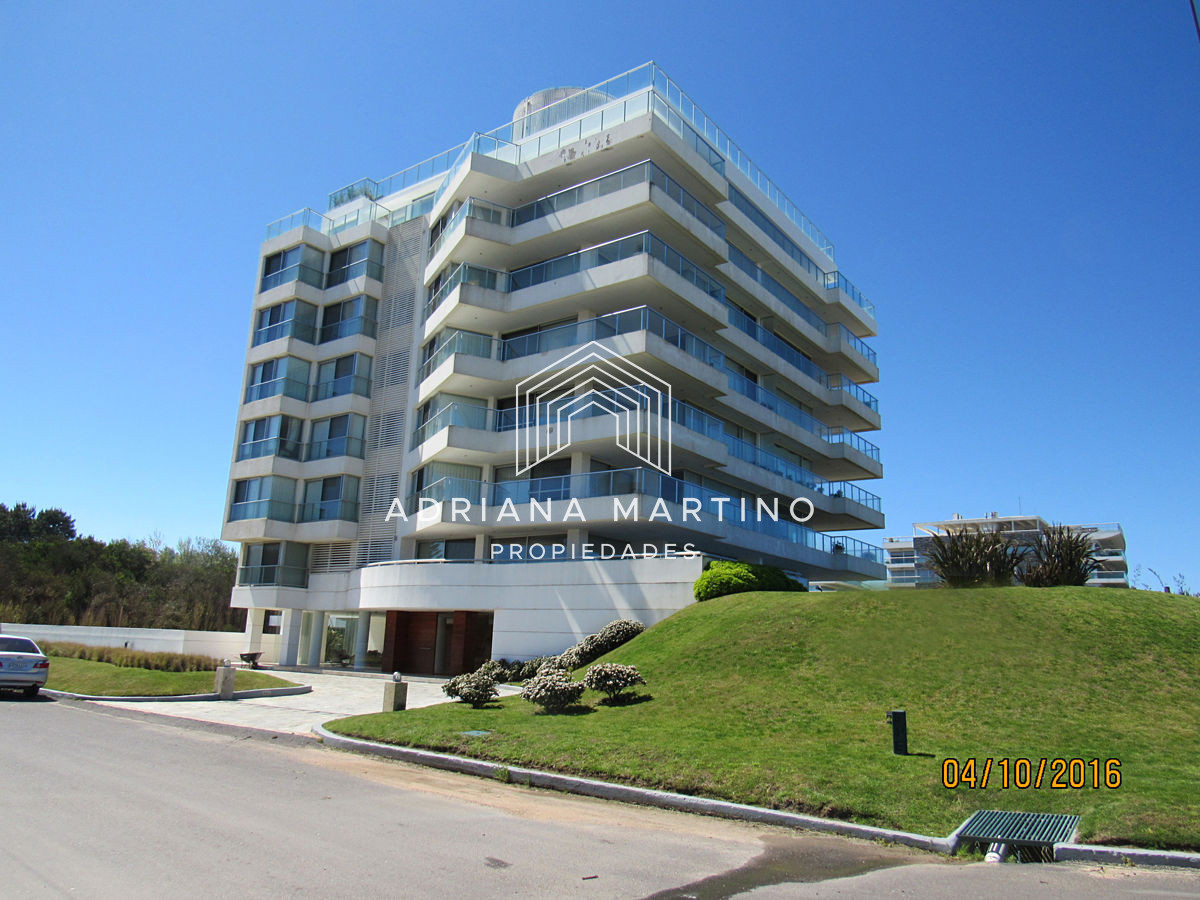 Apartamento ID.37018 - Lujoso Penthouse ubicado frente al mar en la Brava. 