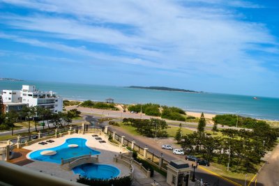 Espectacular apartamento en Mansa Punta del Este, con vista panorámica al mar. 