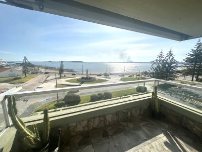 DEPARTAMENTO EN VENTA. SEMI-PISO. FRENTE AL MAR. PLAYA MANSA. PUNTA DEL ESTE.
