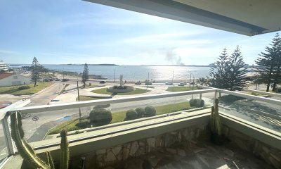DEPARTAMENTO EN VENTA. SEMI-PISO. FRENTE AL MAR. PLAYA MANSA. PUNTA DEL ESTE.