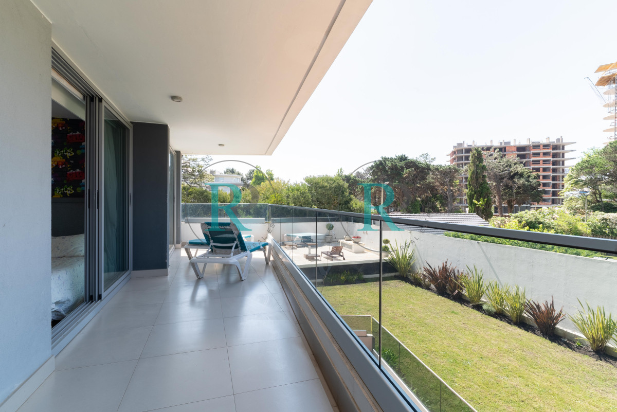 Apartamento ID.2002 - TORRE ESMERALDA. PUNTA DEL ESTE. PLAYA BRAVA. A METROS DEL MAR.