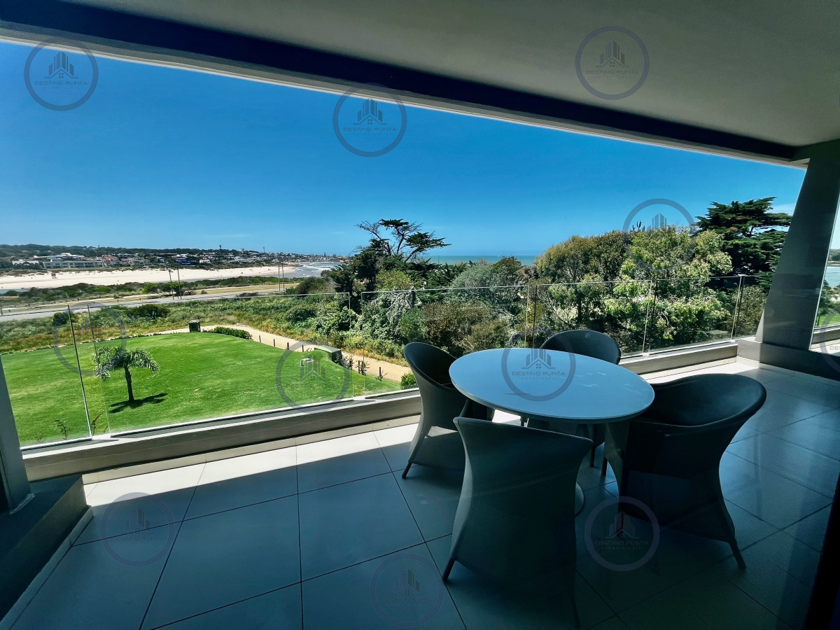Apartamento ID.1074 - Tiburón Terrazas Barra. Sobre Playa Brava. Punta del Este.