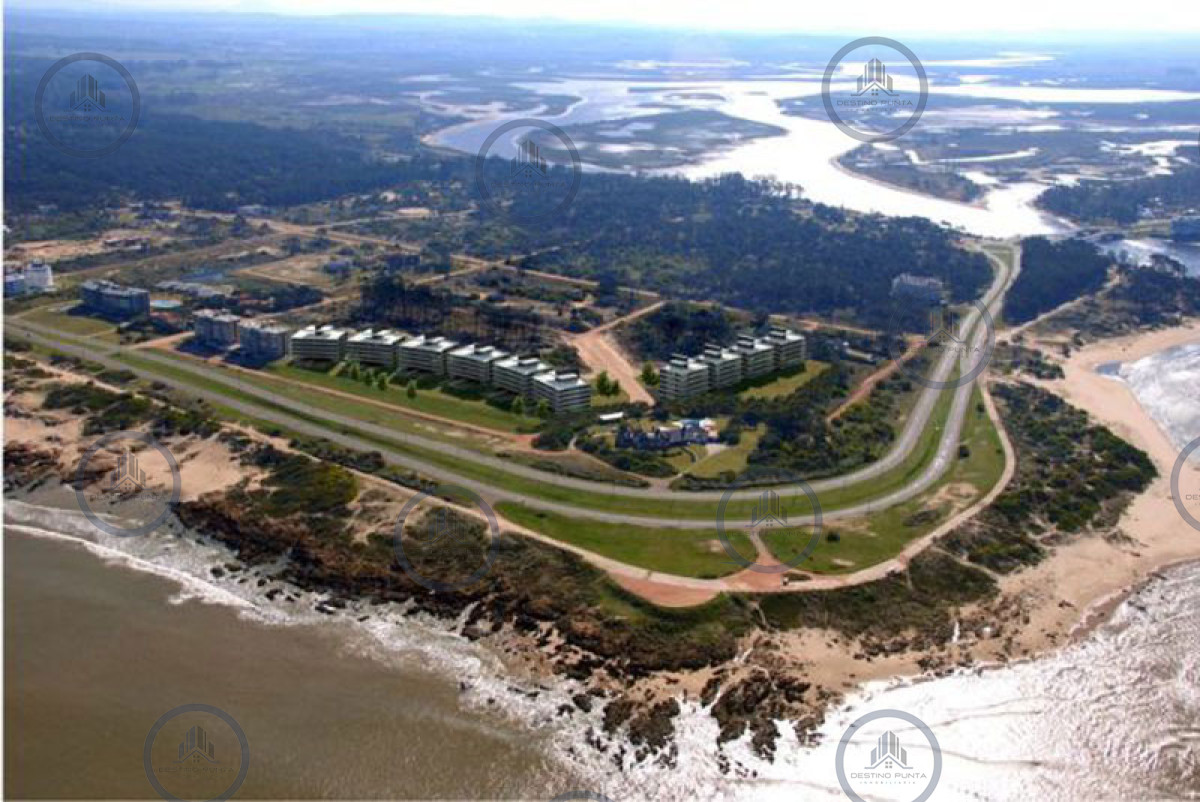 Apartamento ID.1074 - Tiburón Terrazas Barra. Sobre Playa Brava. Punta del Este.