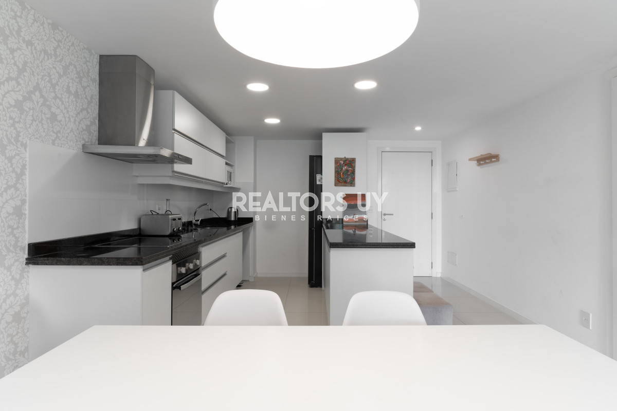 Apartamento ID.494 - VENTA. 2 DORMITORIOS. PUNTA DEL ESTE. PLAYA BRAVA. A METROS DEL MAR.