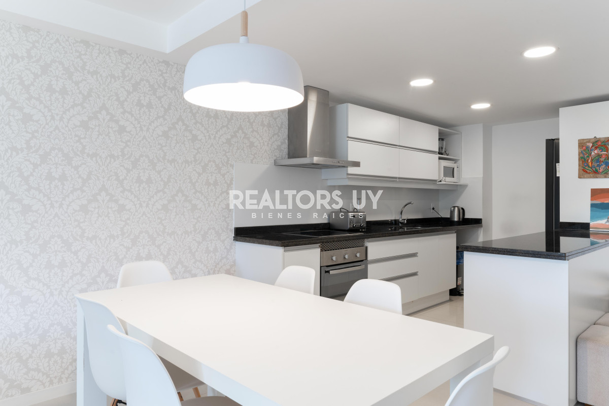 Apartamento ID.494 - VENTA. 2 DORMITORIOS. PUNTA DEL ESTE. PLAYA BRAVA. A METROS DEL MAR.