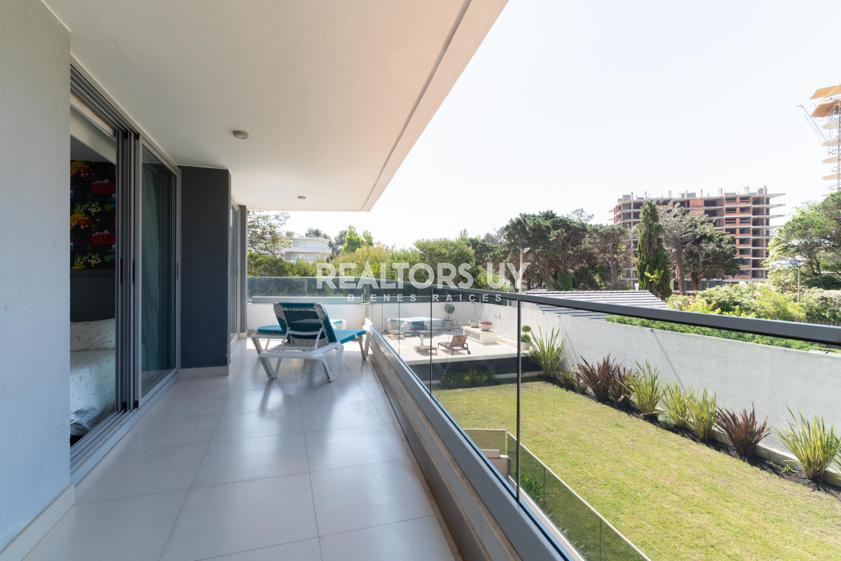 Apartamento ID.494 - VENTA. 2 DORMITORIOS. PUNTA DEL ESTE. PLAYA BRAVA. A METROS DEL MAR.