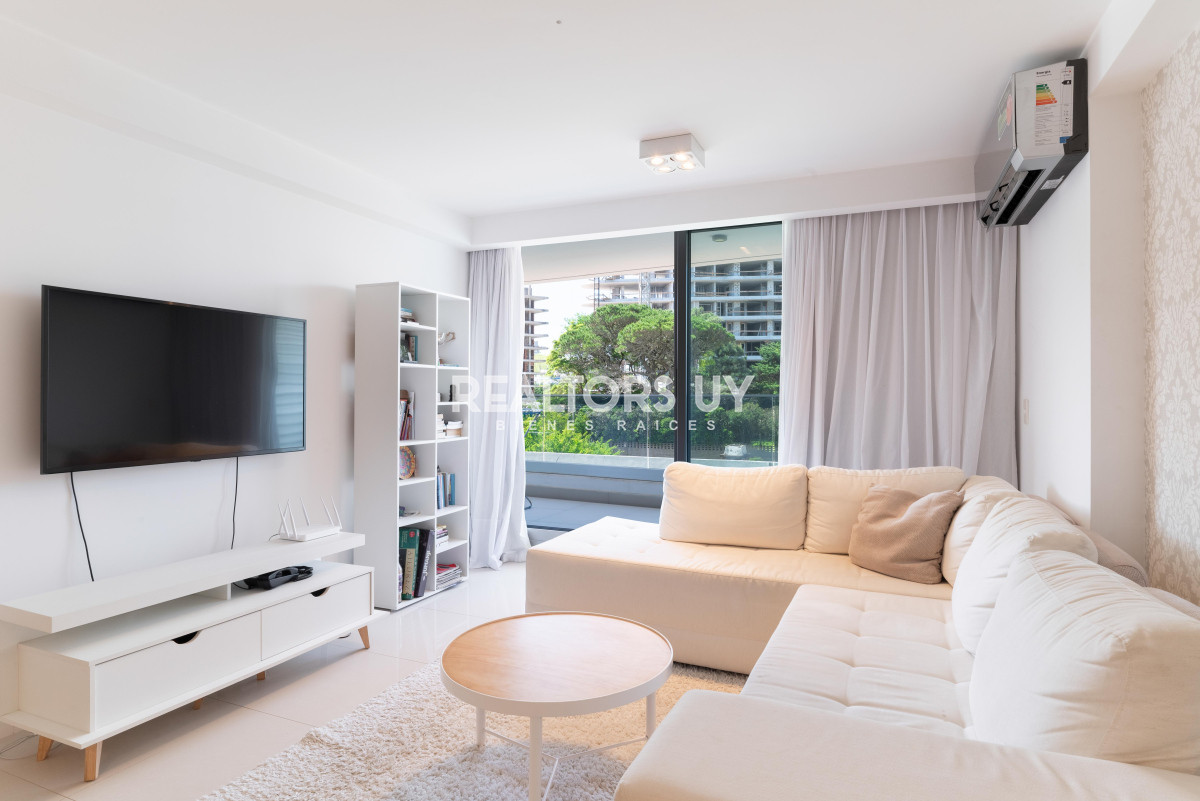 Apartamento ID.494 - VENTA. 2 DORMITORIOS. PUNTA DEL ESTE. PLAYA BRAVA. A METROS DEL MAR.