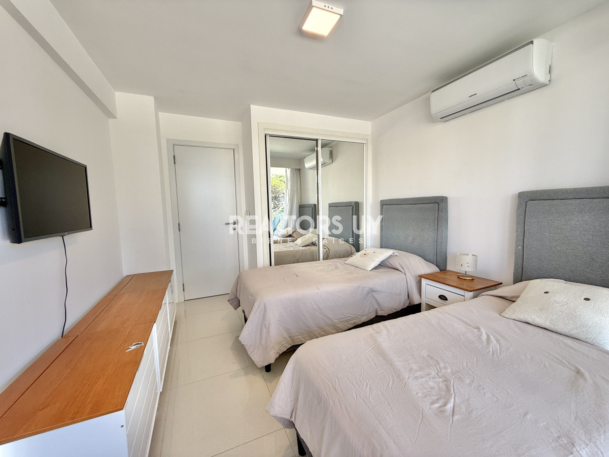 Apartamento ID.494 - VENTA. 2 DORMITORIOS. PUNTA DEL ESTE. PLAYA BRAVA. A METROS DEL MAR.