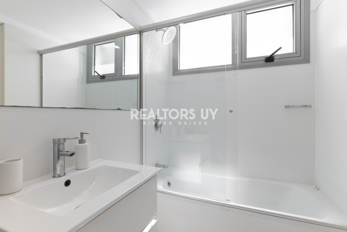 Apartamento ID.494 - VENTA. 2 DORMITORIOS. PUNTA DEL ESTE. PLAYA BRAVA. A METROS DEL MAR.