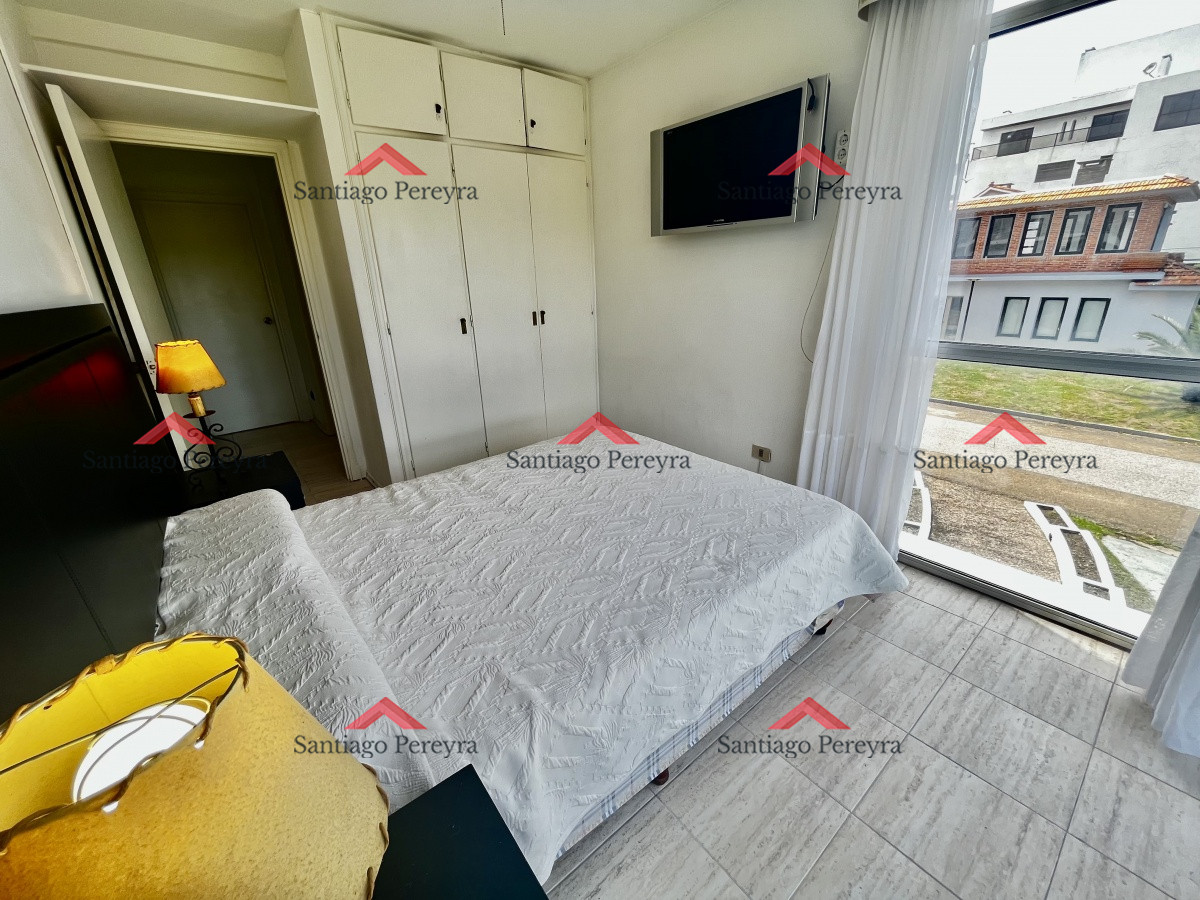 Apartamento ID.14735 - Venta Departamento 2 dormitorios, primera fila Playa Mansa, Punta del Este. 