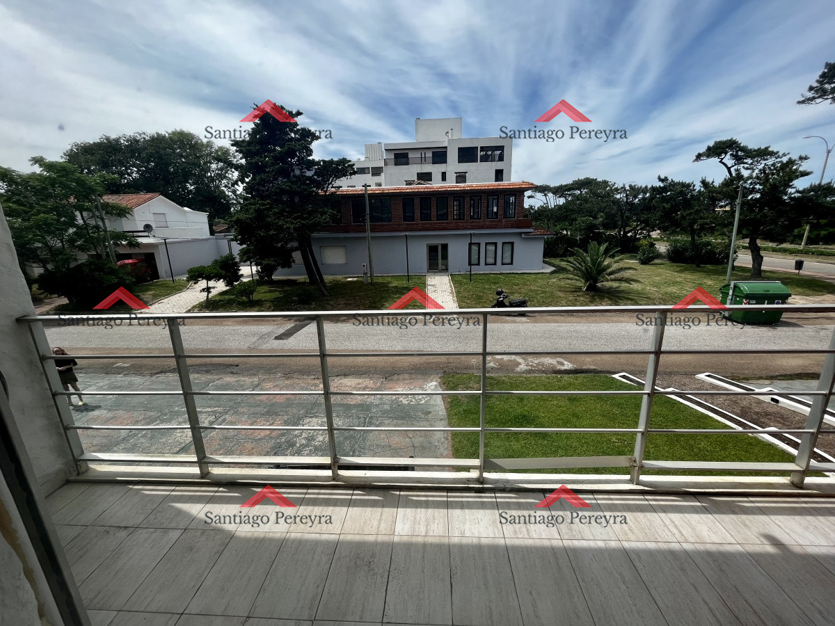 Apartamento ID.14735 - Venta Departamento 2 dormitorios, primera fila Playa Mansa, Punta del Este. 