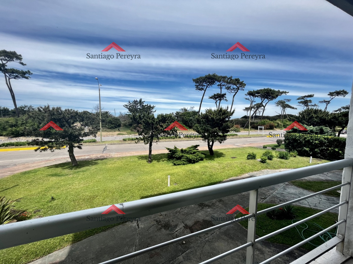 Apartamento ID.14735 - Venta Departamento 2 dormitorios, primera fila Playa Mansa, Punta del Este. 