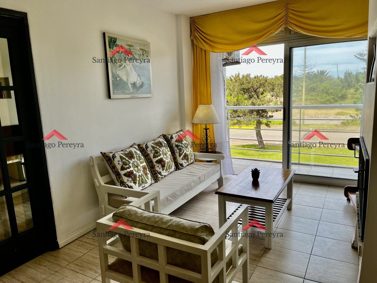 Apartamento ID.14735 - Venta Departamento 2 dormitorios, primera fila Playa Mansa, Punta del Este. 