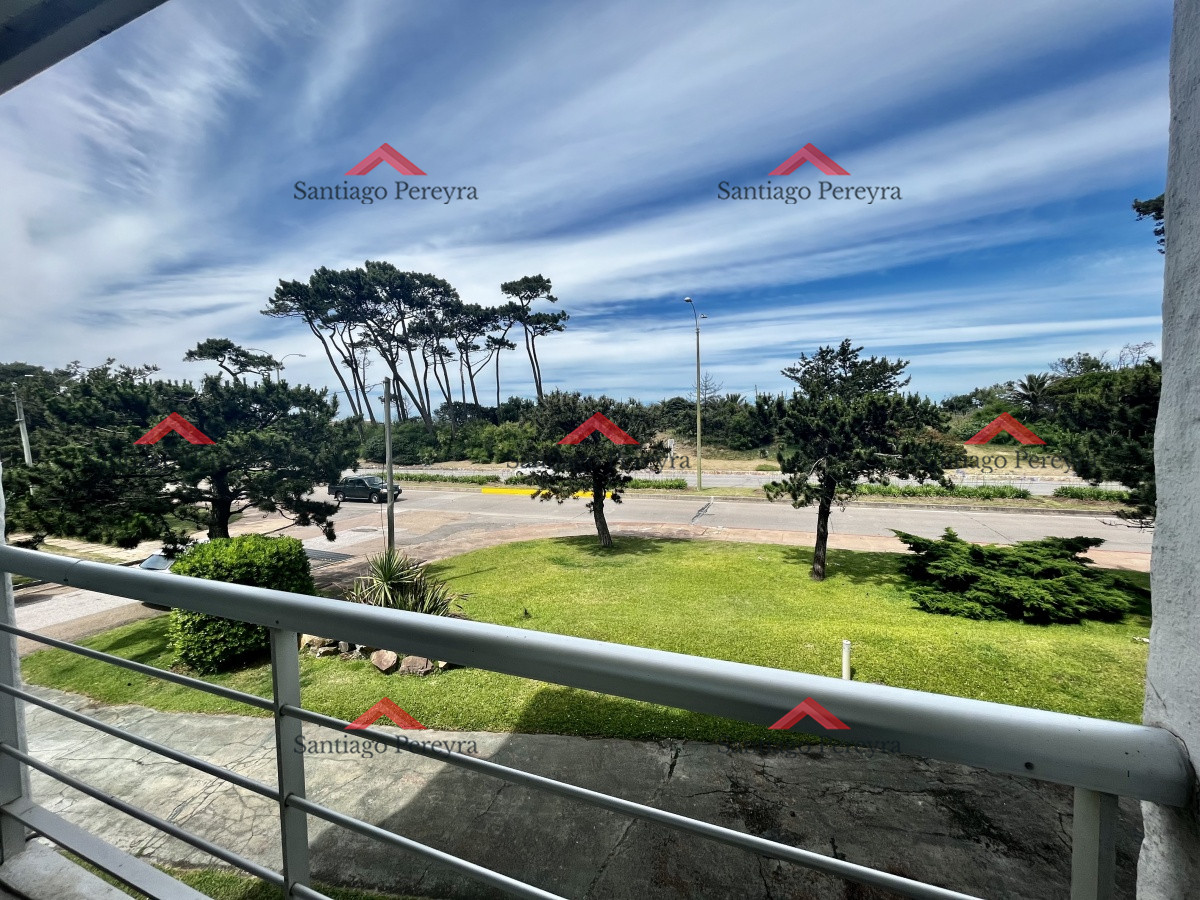 Apartamento ID.14735 - Venta Departamento 2 dormitorios, primera fila Playa Mansa, Punta del Este. 