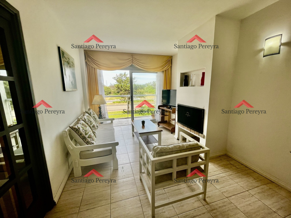 Apartamento ID.14735 - Venta Departamento 2 dormitorios, primera fila Playa Mansa, Punta del Este. 