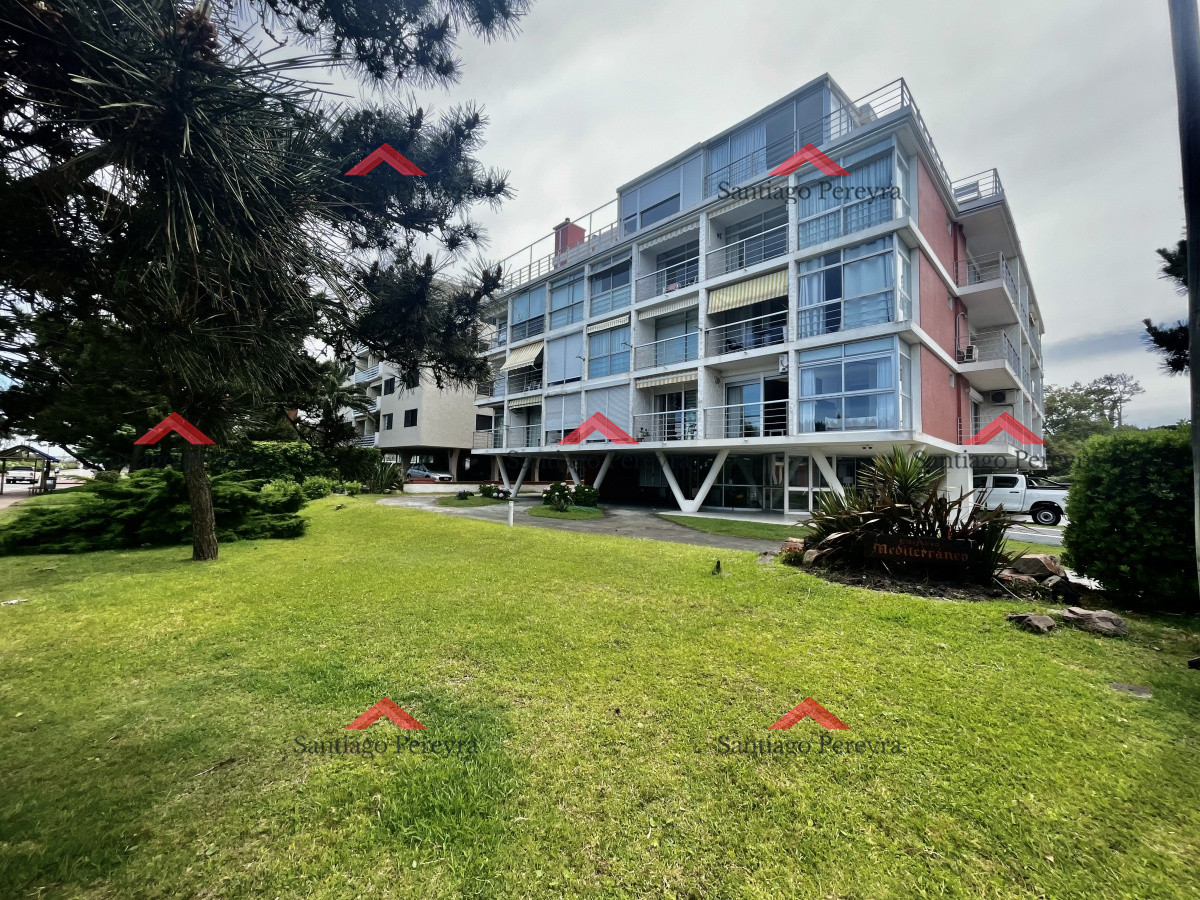 Apartamento ID.14735 - Venta Departamento 2 dormitorios, primera fila Playa Mansa, Punta del Este. 