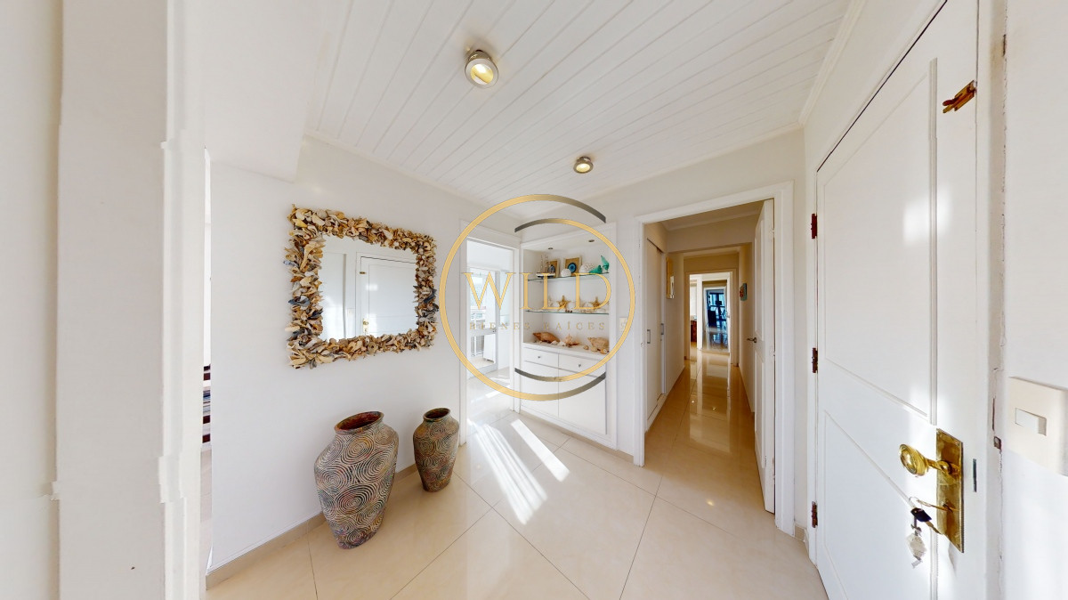 Apartamento ID.1855 - Venta apartamento en Torre Cristal, 3 suites, reciclado, Playa Brava, Punta del Este.