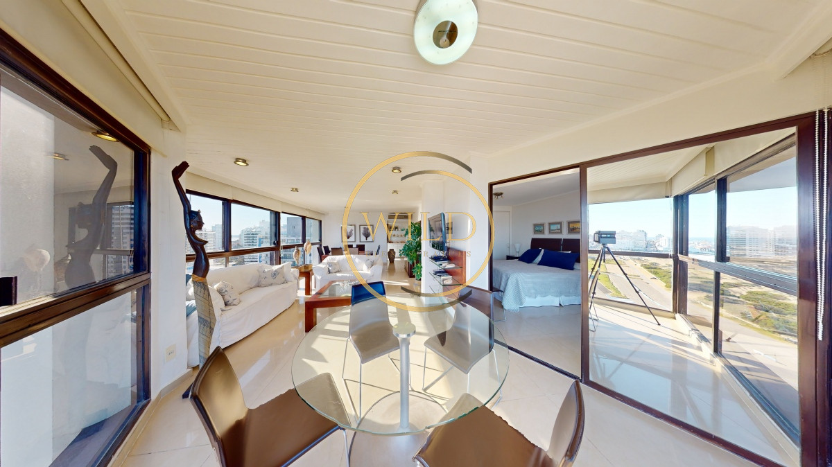 Apartamento ID.1855 - Venta apartamento en Torre Cristal, 3 suites, reciclado, Playa Brava, Punta del Este.