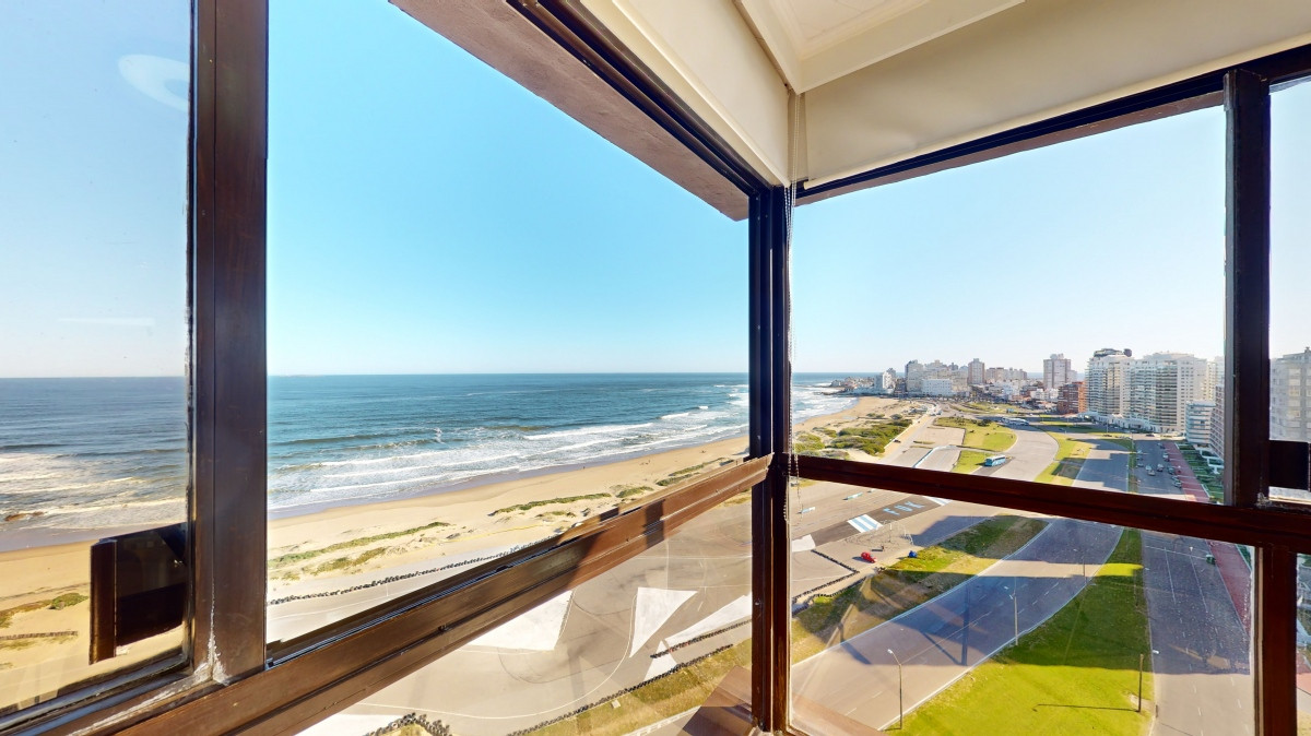 Venta apartamento en Torre Cristal, 3 suites, reciclado, Playa Brava, Punta del Este.