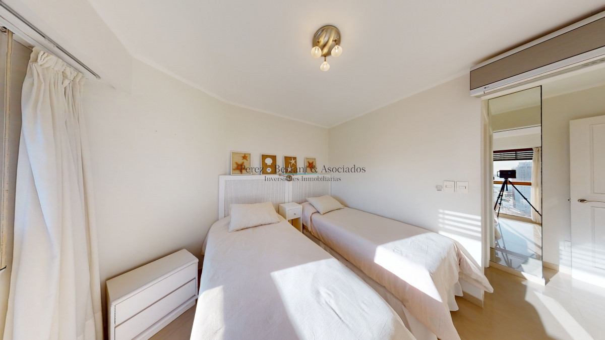 Apartamento ID.162 - Venta apartamento en Torre Cristal, 3 suites, reciclado, Playa Brava, Punta del Este.