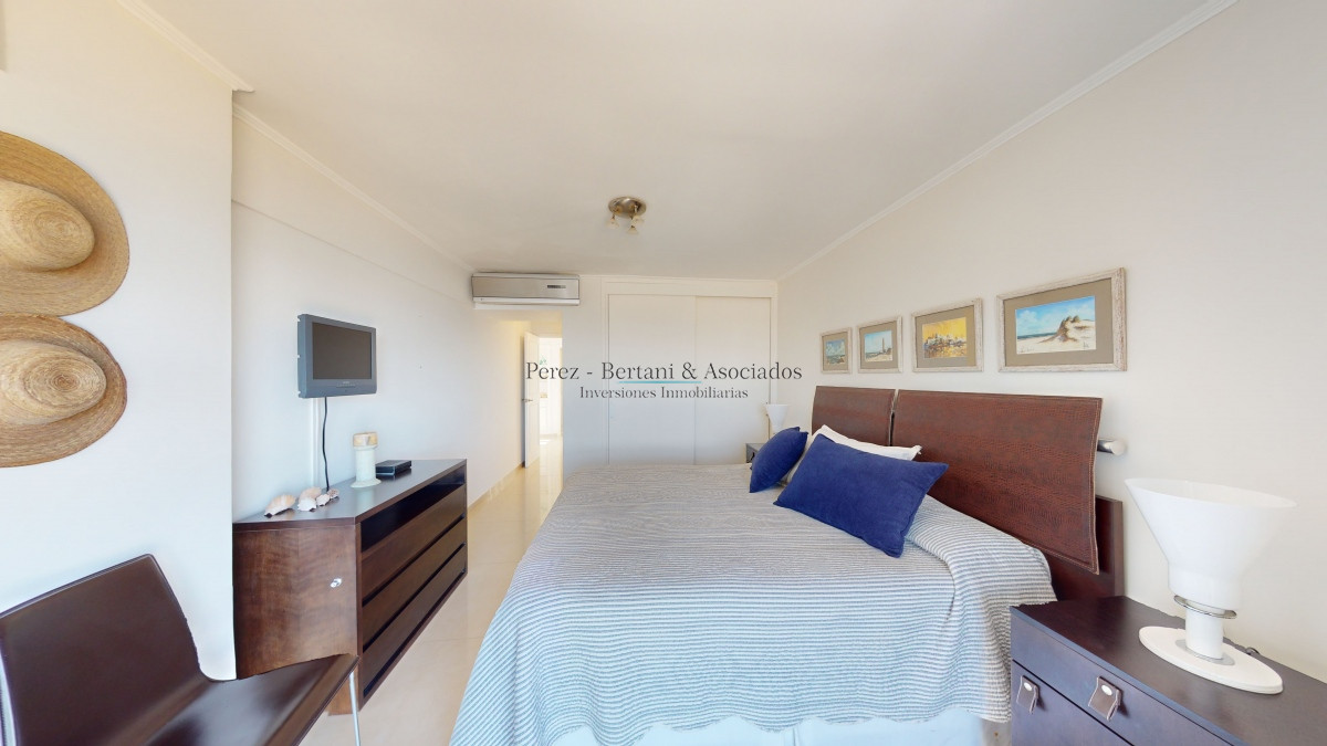 Apartamento ID.162 - Venta apartamento en Torre Cristal, 3 suites, reciclado, Playa Brava, Punta del Este.