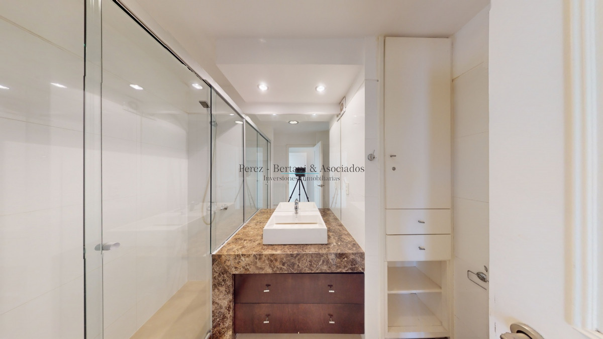 Apartamento ID.162 - Venta apartamento en Torre Cristal, 3 suites, reciclado, Playa Brava, Punta del Este.