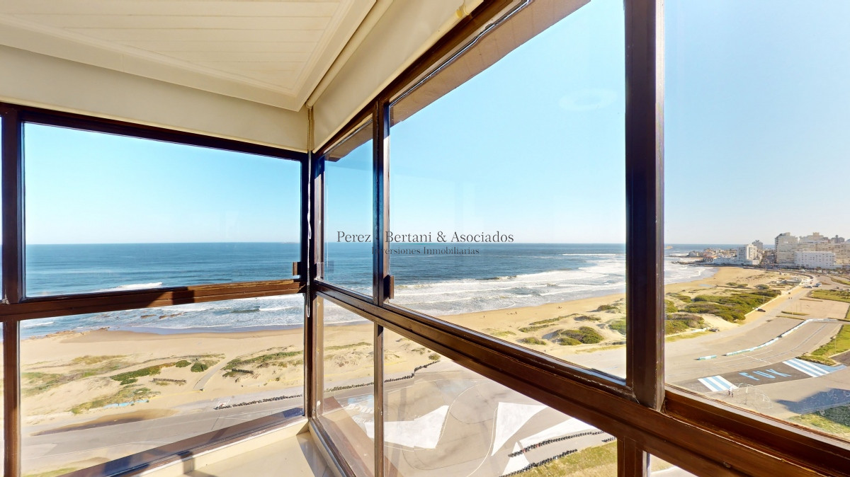 Apartamento ID.162 - Venta apartamento en Torre Cristal, 3 suites, reciclado, Playa Brava, Punta del Este.