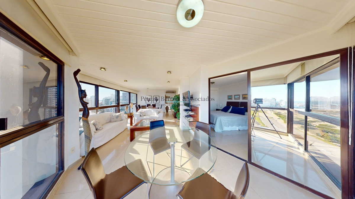 Apartamento ID.162 - Venta apartamento en Torre Cristal, 3 suites, reciclado, Playa Brava, Punta del Este.