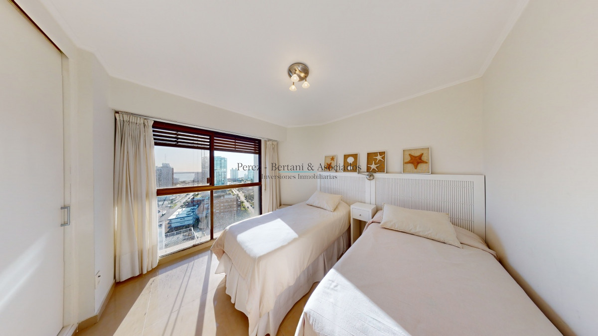 Apartamento ID.162 - Venta apartamento en Torre Cristal, 3 suites, reciclado, Playa Brava, Punta del Este.