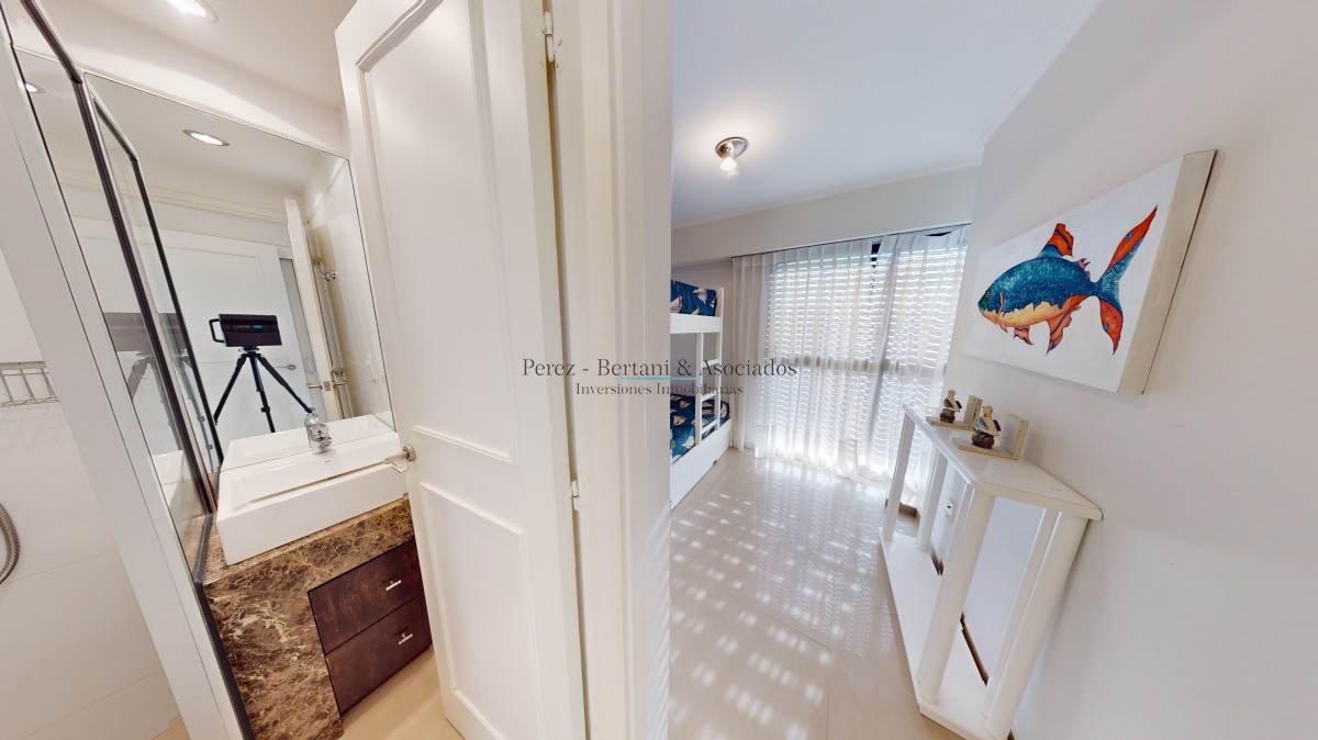 Apartamento ID.162 - Venta apartamento en Torre Cristal, 3 suites, reciclado, Playa Brava, Punta del Este.