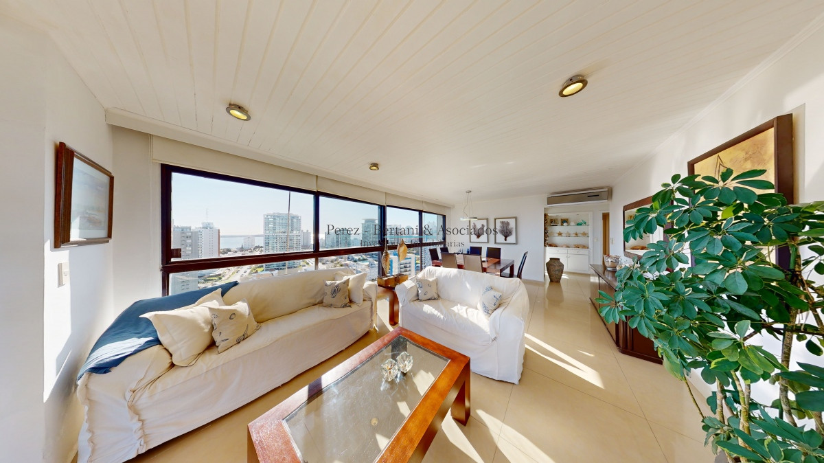 Apartamento ID.162 - Venta apartamento en Torre Cristal, 3 suites, reciclado, Playa Brava, Punta del Este.