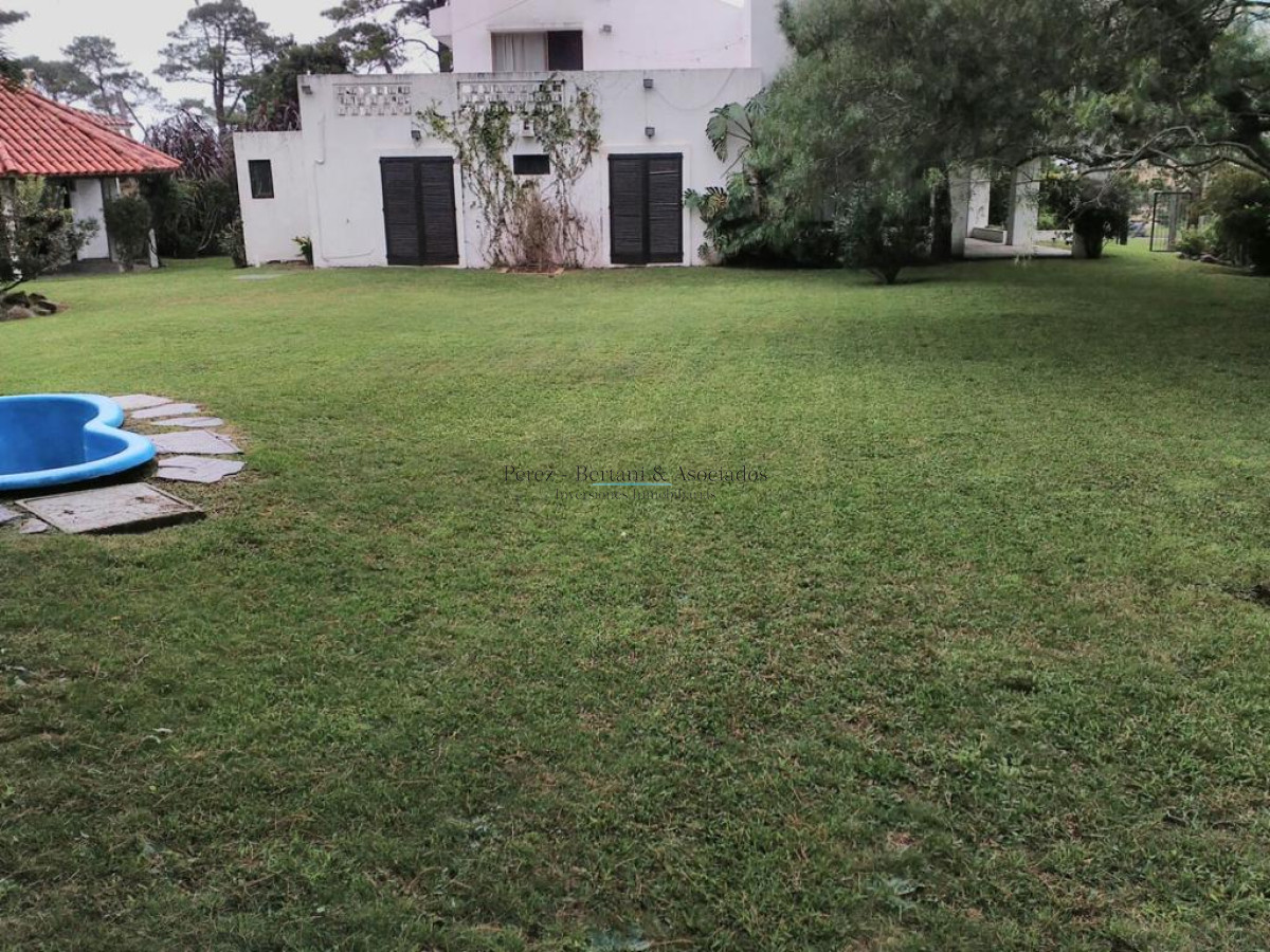 Casa ID.259 - Casa en venta y alquiler temporada,  4 dormitorios. 200 metros del mar. Playa Mansa. Punta del Este.