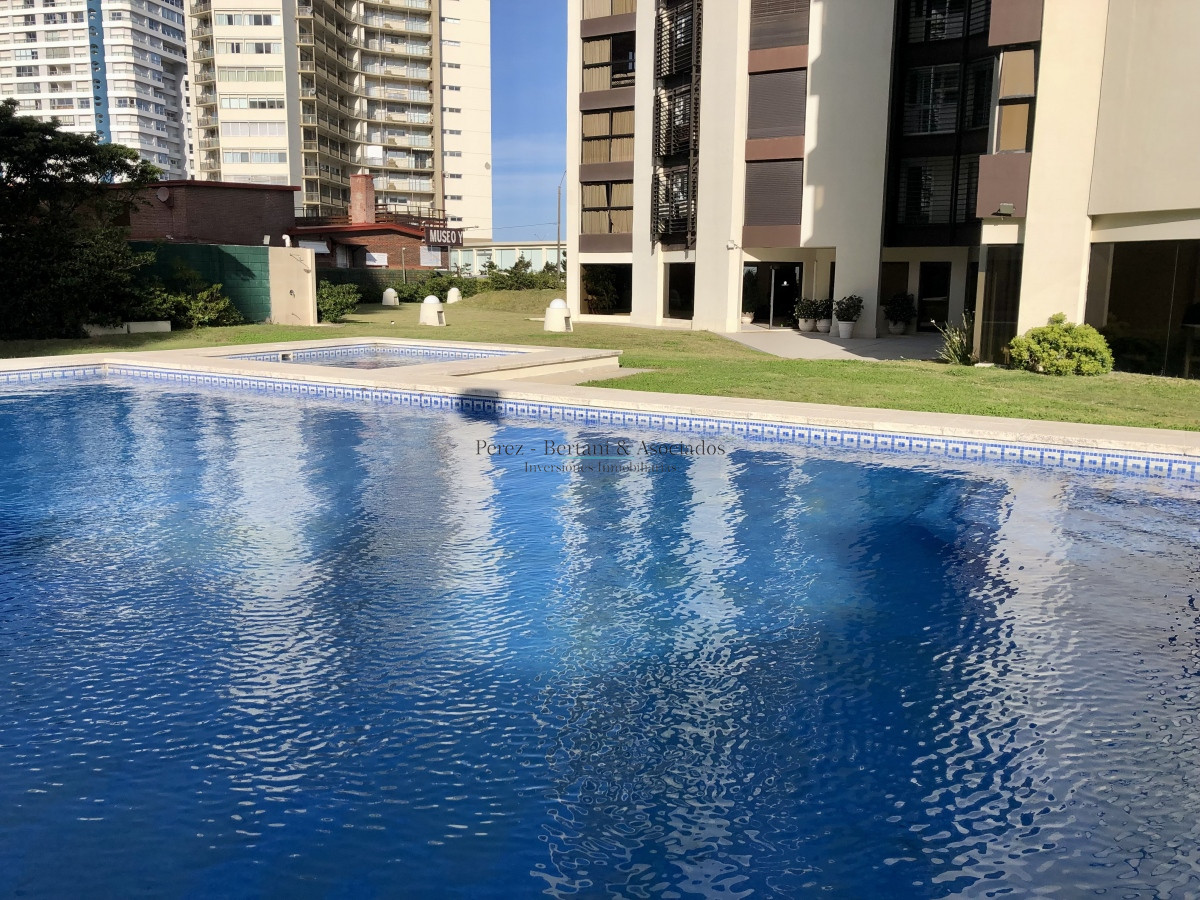 Apartamento ID.162 - Venta apartamento en Torre Cristal, 3 suites, reciclado, Playa Brava, Punta del Este.