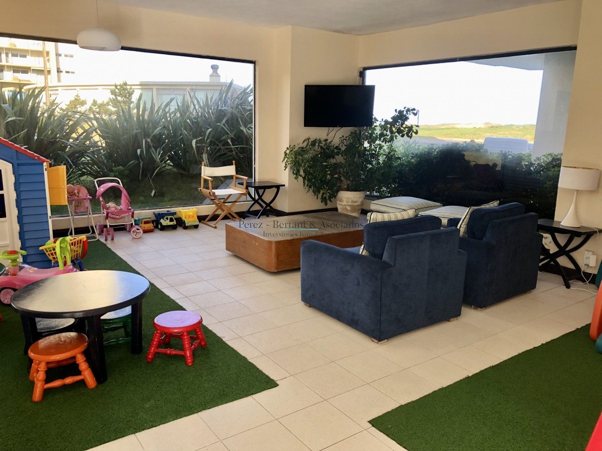 Apartamento ID.162 - Venta apartamento en Torre Cristal, 3 suites, reciclado, Playa Brava, Punta del Este.