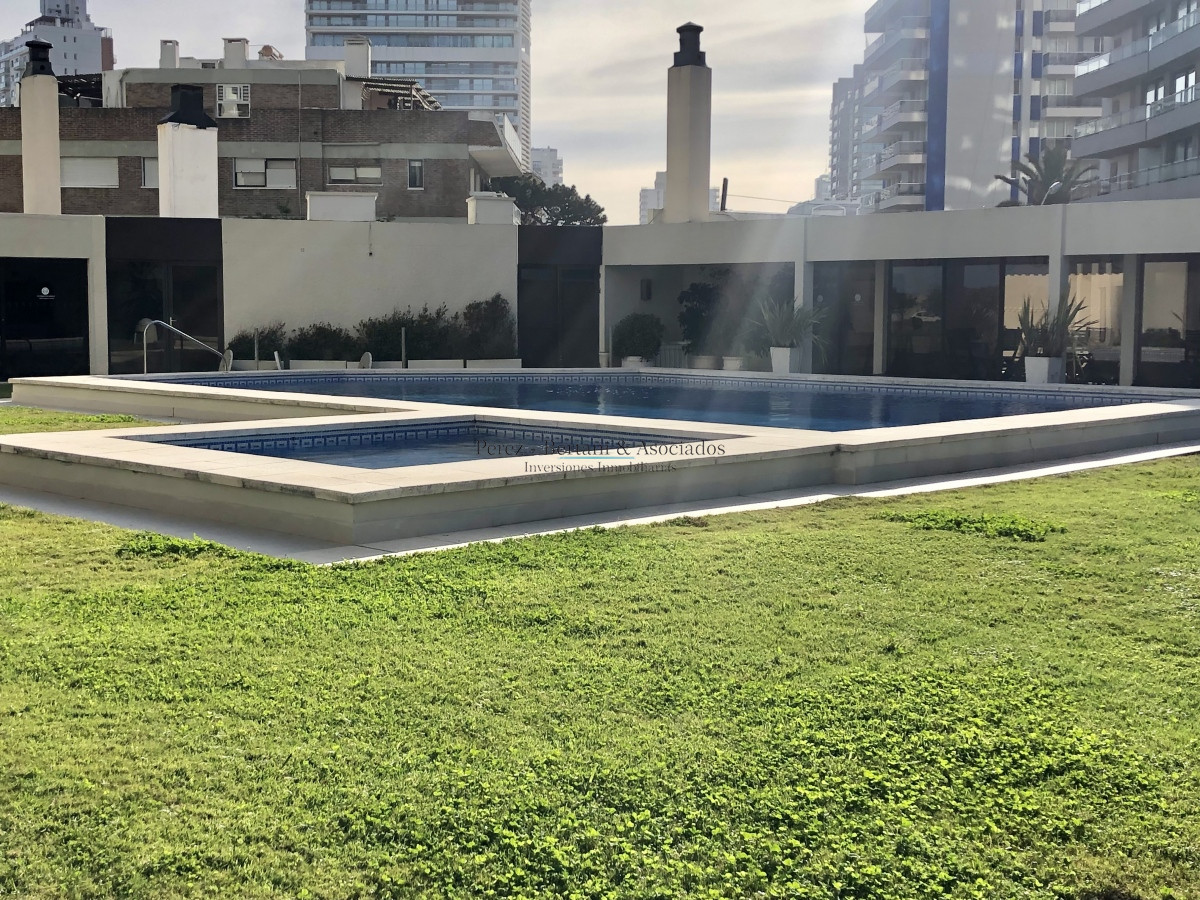 Apartamento ID.162 - Venta apartamento en Torre Cristal, 3 suites, reciclado, Playa Brava, Punta del Este.