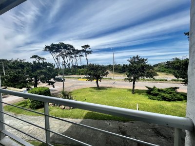 Venta Departamento 2 dormitorios, primera fila Playa Mansa, Punta del Este. 