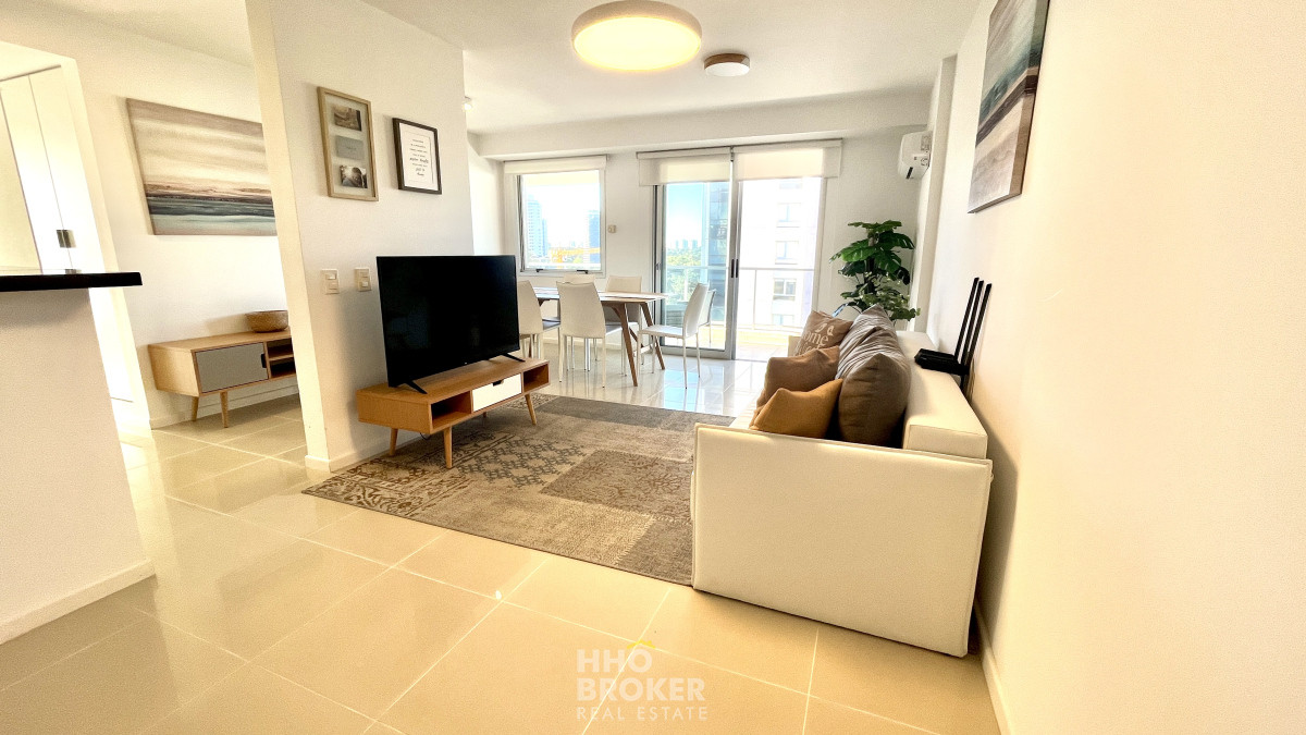 Departamento en alquiler temporario, Edificio Arenas del Mar, 2 y medio dormitorios, Playa Brava, Punta del Este. - HHO4069A