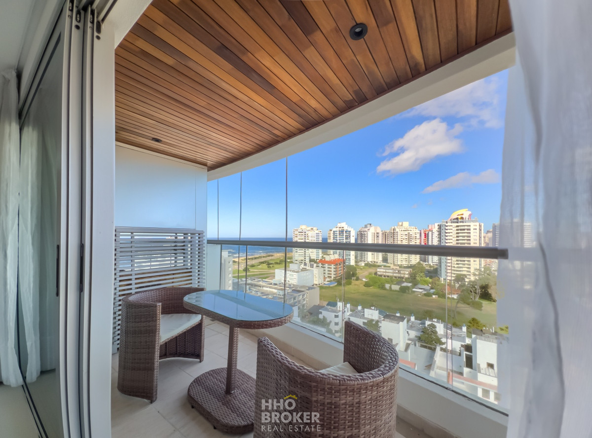 Venta departamento de 2 dormitorios, Icon Brava Tower. Playa Brava. Punta del Este. - HHO2694A