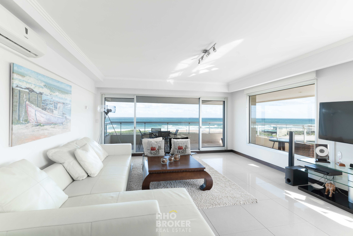 Departamento en alquiler edificio Torrelobos, Punta del Este, Playa Brava. - HHO351A