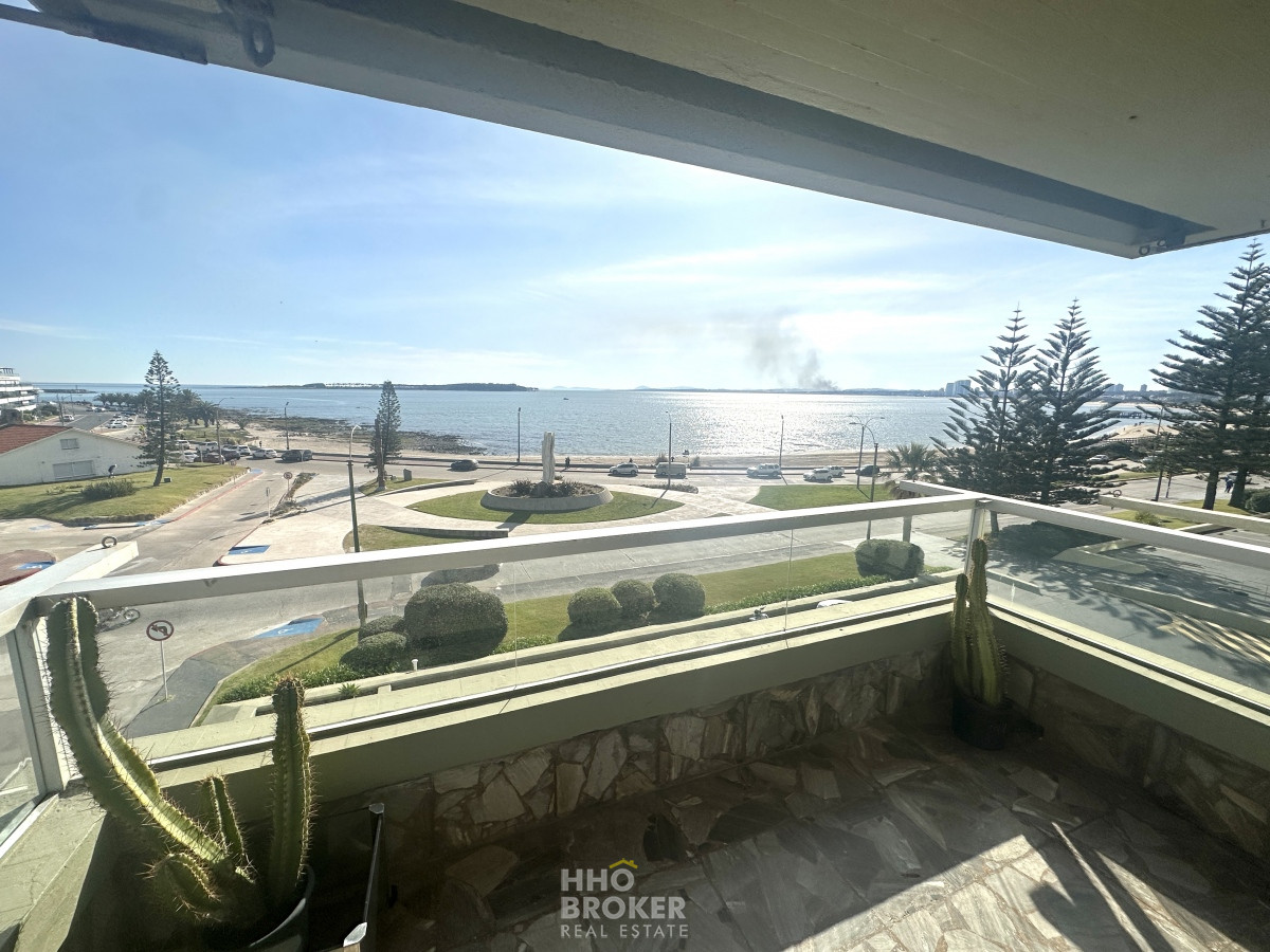 DEPARTAMENTO EN VENTA. SEMI-PISO. FRENTE AL MAR. PLAYA MANSA. PUNTA DEL ESTE. - HHO3290A