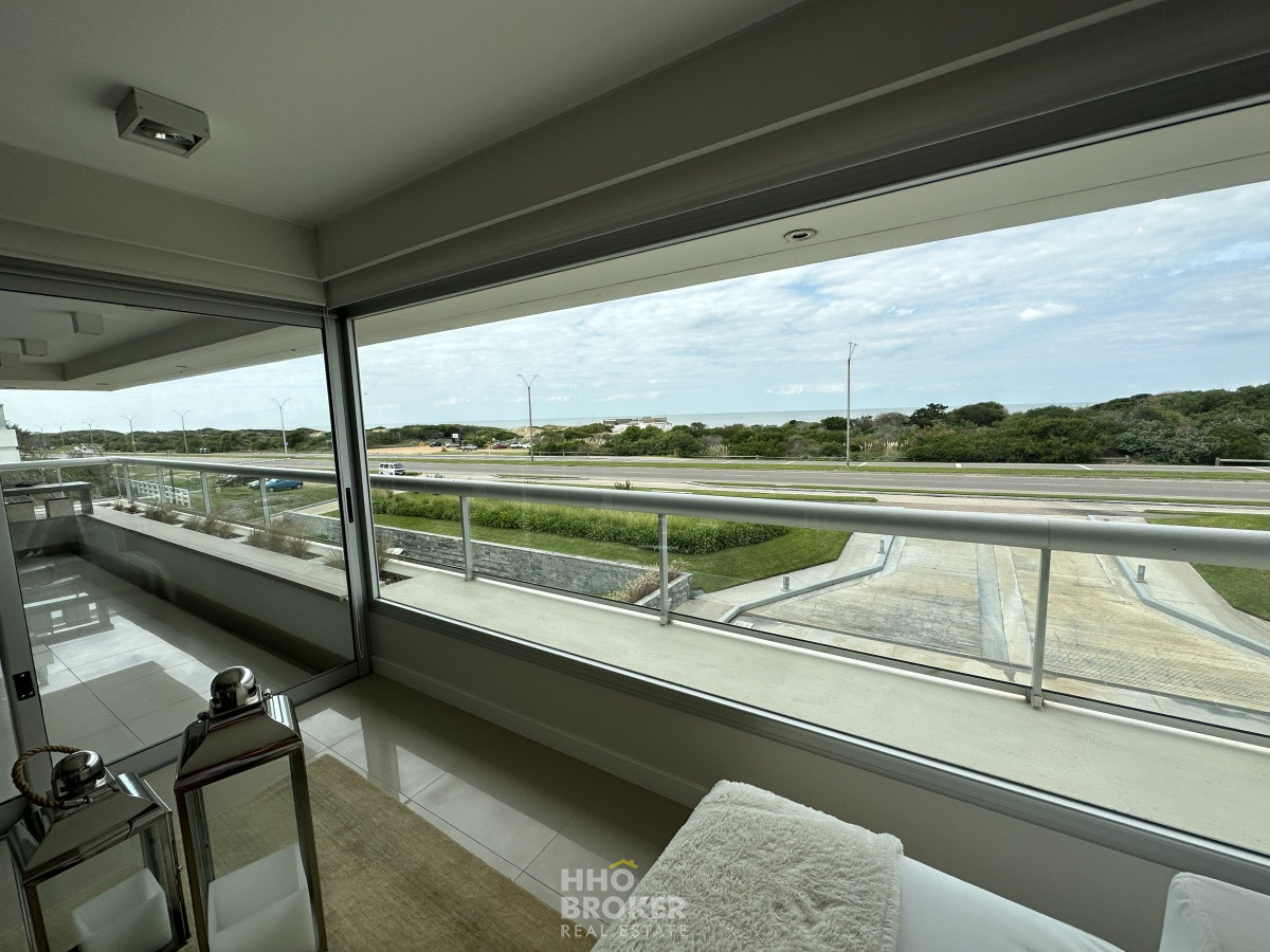 DEPARTAMENTO EN VENTA. SEMI-PISO. FRENTE AL MAR. PLAYA BRAVA. PUNTA DEL ESTE. - HHO2962A